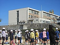 中学校と合同で地域の清掃をしました