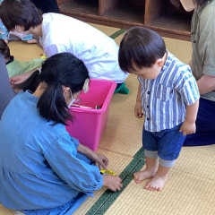 かわいい!!(子育てサロンまちなかBebe~乳幼児と6年生とのふれあい遊び~)