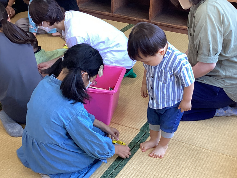 かわいい!!(子育てサロンまちなかBebe~乳幼児と6年生とのふれあい遊び~)