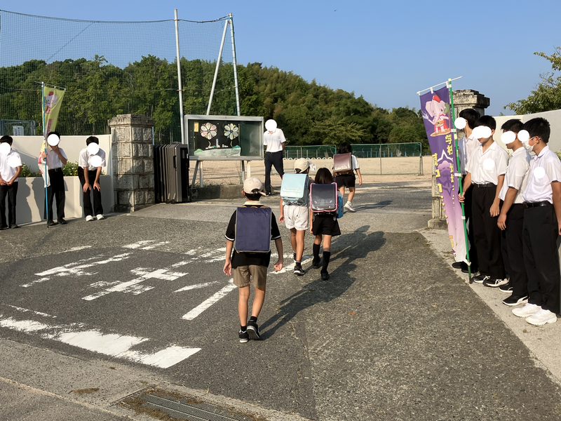 小中合同のあいさつ運動