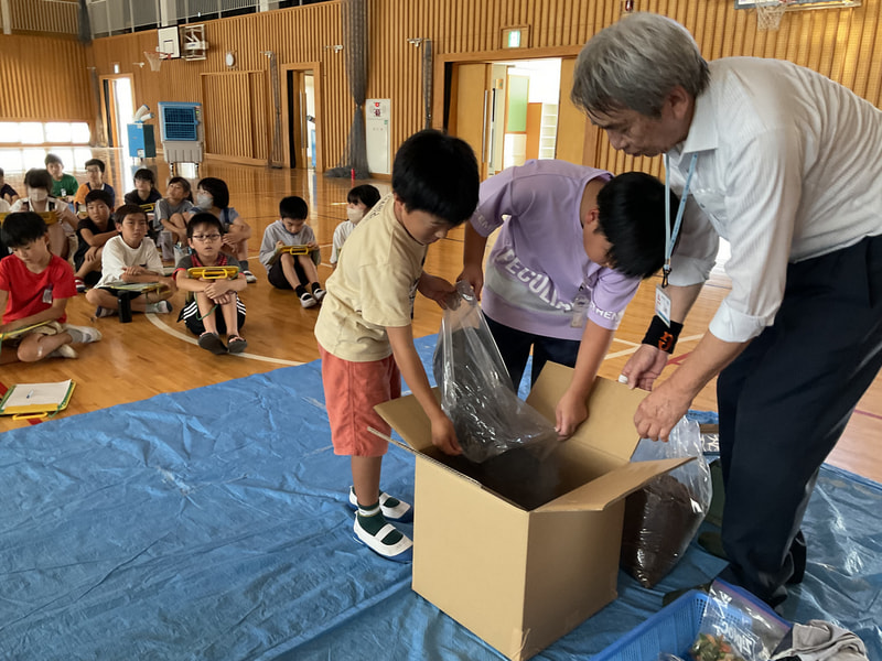 環境学習~段ボールコンポストづくり(4年生)