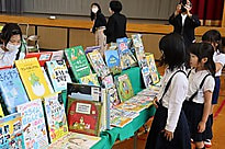 ~面白い本がいっぱい~「出前子ども図書館」
