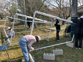 サッカーゴールのペンキ塗りをしました!(卒業作業)