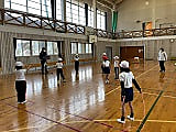 1,2年生、縄跳びの練習 がんばっています!