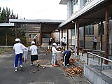 落ち葉の数にびっくり!(地域清掃)