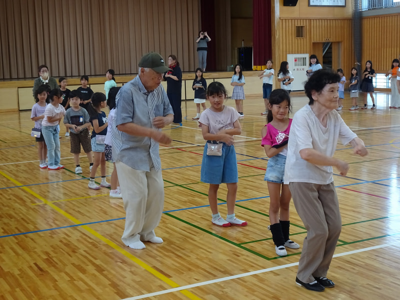 地域の方と一緒に「ごみ出し音頭」