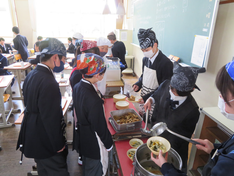 4月15日(火) 1年生:給食配膳の様子