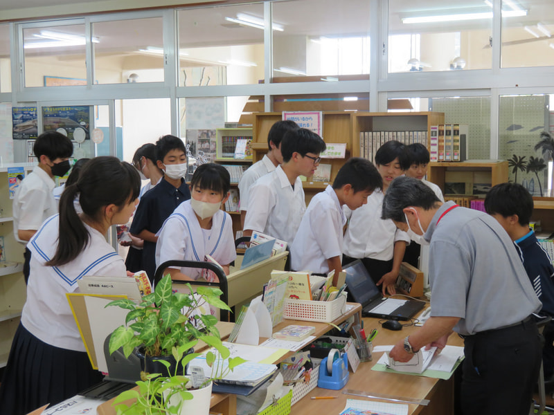 6月17日(火) 昼休みの様子(図書室)