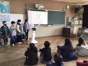 ペッパーと一緒に活動紹介(5年生)