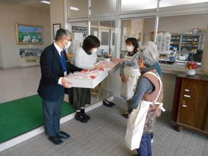 地域の方から布マスクの贈呈