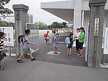 体験学生さんによるあいさつ運動