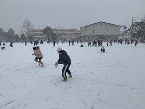 久しぶりの大雪に、子ども達は大はしゃぎ