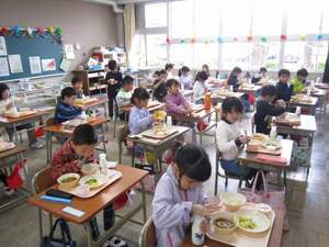 初めての学校給食(1年生)