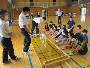 ロボットとふれ合おう(3,4年生)