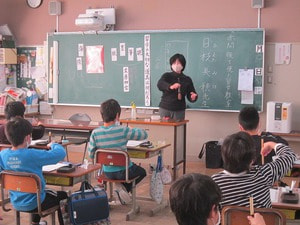 赤間硯で習字教室(4年生)