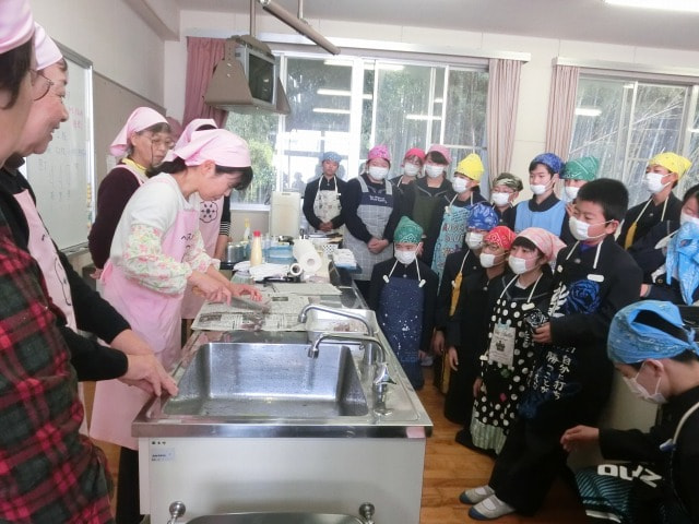 12/4 食推委員さんと調理実習をしました