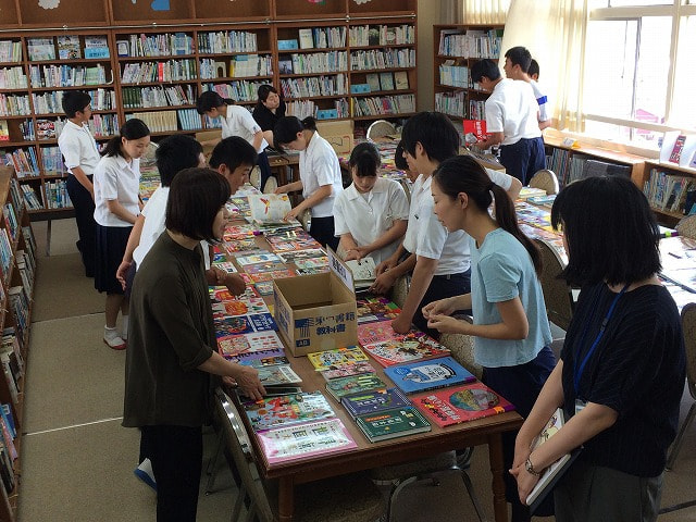 6/6 図書室で選書会を行いました
