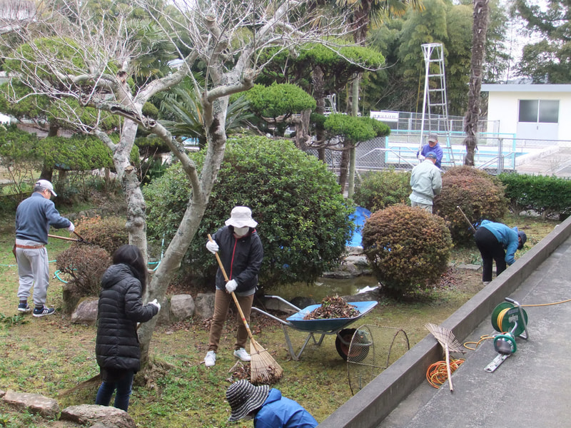 地域の方々による剪定作業