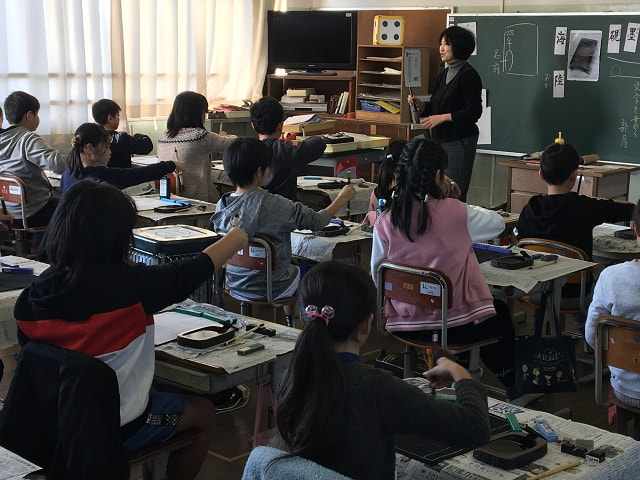 五感で学んだ「赤間硯を使った習字教室」開催
