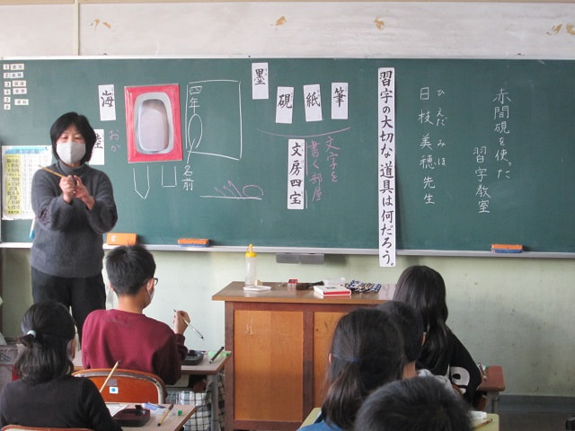 宇部市の伝統工芸品「赤間硯を使った習字教室」開催