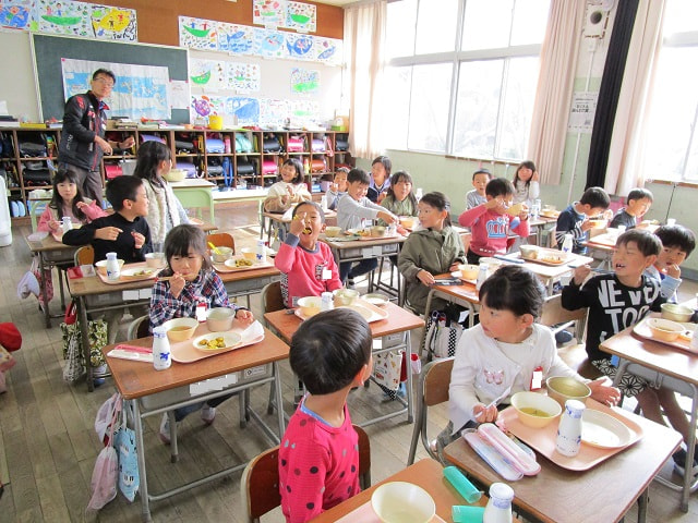 1年生が栽培したサツマイモで給食の大学芋を作りました