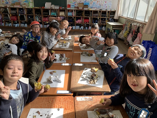 1年生 ホカホカ出来立て焼き芋!