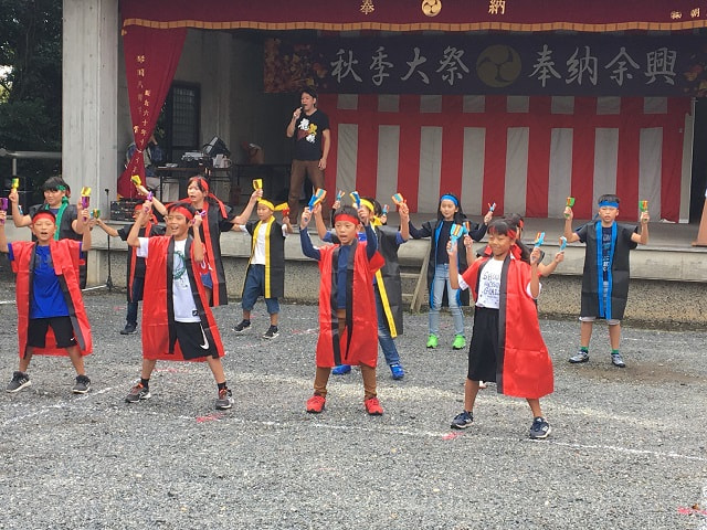 4年生有志の踊りで、秋季大祭大盛り上がり!!