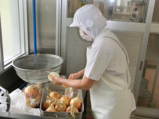 全校 万倉小学校産玉ねぎが給食献立に登場