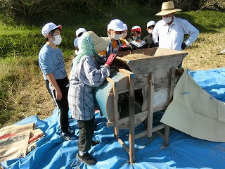 収穫の秋!5・6年生脱穀体験活動~地域に学ぶ~