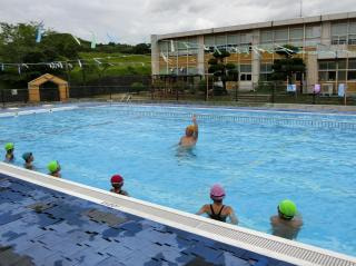 1~4年生 外部指導員の水泳指導