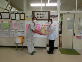 河﨑さんから新米の贈呈