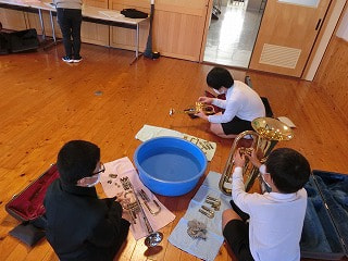 3~6年生 マーチング楽器の掃除