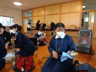3~6年生 マーチング楽器掃除