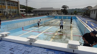 プール清掃 ~地域に支えられて~