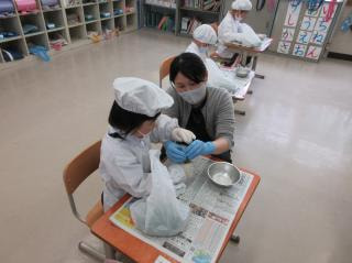 1・2年生そら豆の皮むきとゆでそら豆(食育)