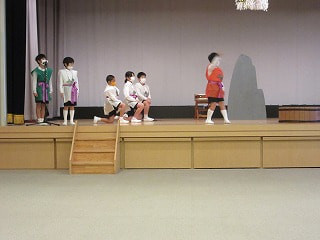 3・4年生 万倉ふれあいセンターで神楽舞リハーサル