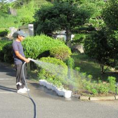 休日に地域の方々が花壇の水やり