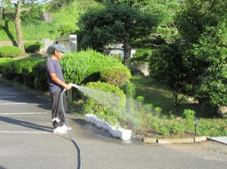 休日に地域の方々が花壇の水やり