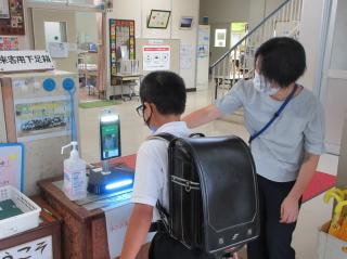 玄関でデジタル体温計使用開始