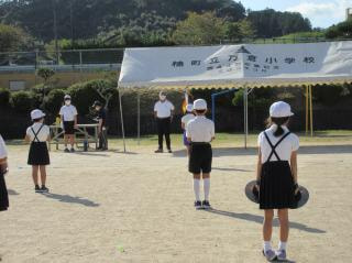 マーチング指導に楠中学校から花田先生が来校