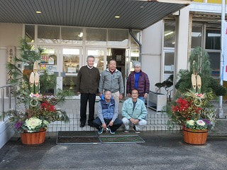 地域 玄関に門松登場