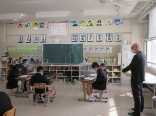 6年生 楠中学校の校長先生が6年生の授業参観