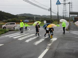 地域 雨の日も元気に登校
