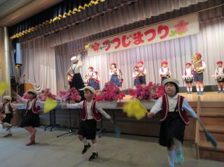 全校 つつじまつりでマーチング演奏