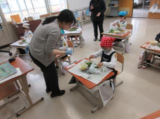 1・2年生 そら豆のサヤむき体験