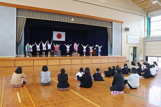 3・4年生 全校の前で神楽舞発表