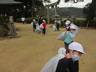 12月20日 1・2年生 落ち葉集めボランティアin宮尾八幡宮