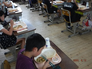 給食の様子1.jpg