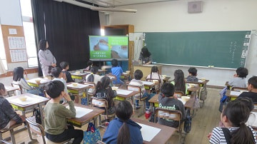 3年生がスナップエンドウの筋取りをしました