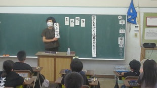 赤間硯を使った習字教室がありました(3年生)